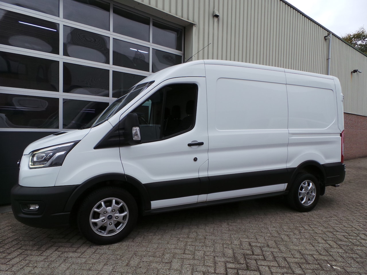 Ford Transit - 310 2.0 TDCI Aut.L2H2 Trend Airco,Cruise,Navigatie,Pdc,Enz - AutoWereld.nl