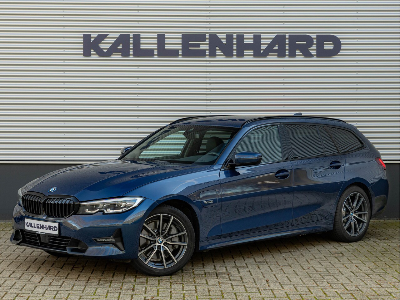BMW 3-serie Touring - 330e Sportline - Trekhaak - ACC - Sportstoelen - Camera - Stuurwielverwarming - AutoWereld.nl