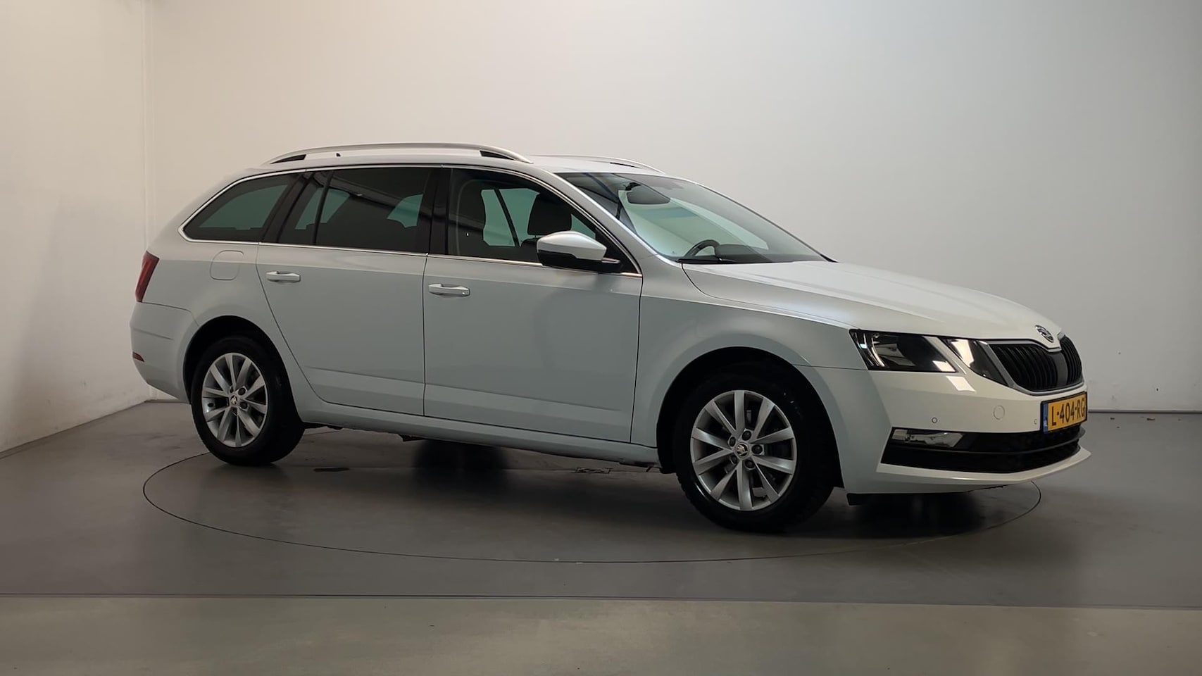 Skoda Octavia Combi - 1.0 TSI 116pk Greentech Business Edition Stoelverwarming Navigatie DAB+ Parkeersensoren - AutoWereld.nl