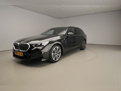 BMW 5-serie Touring - 530e | M-Sportpakket | LED | Navigatie | Schuifdak | Trekhaak | Sportstoelen | DAB | Harma