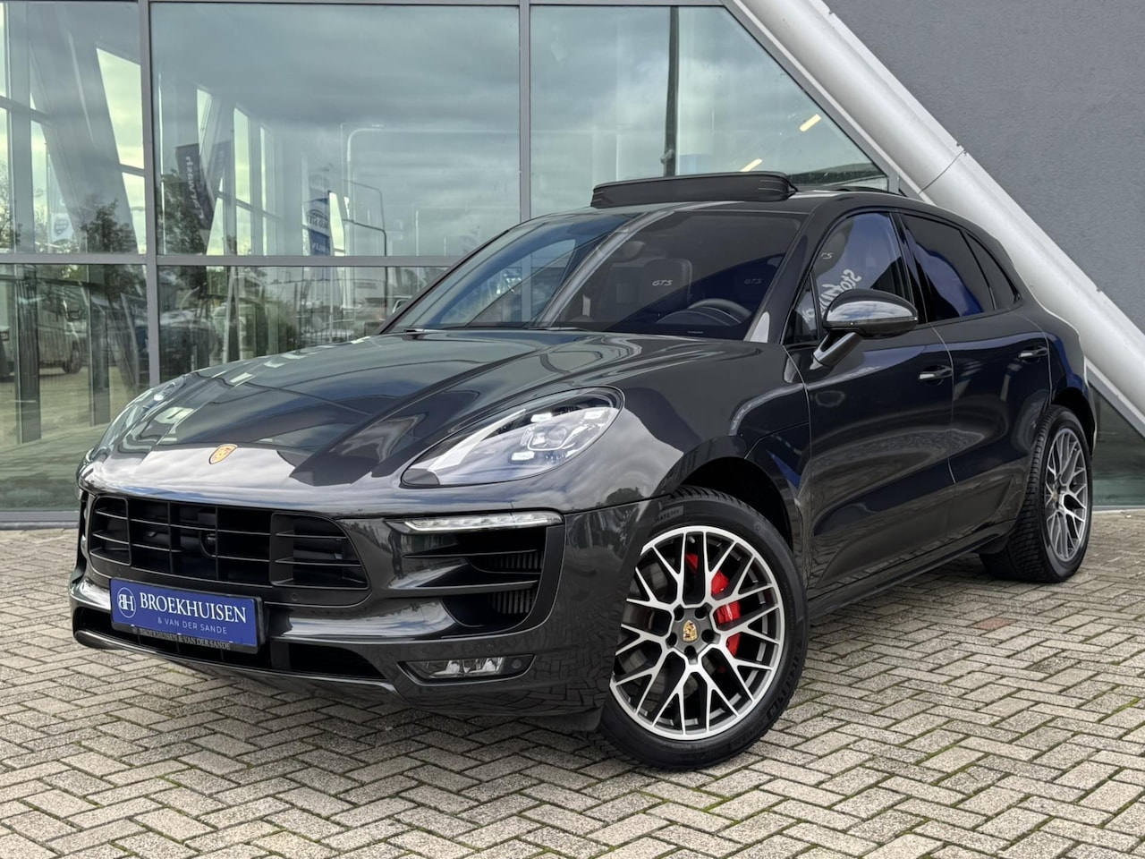 Porsche Macan - 3.0 GTS 361pk Sportchrono Luchtvering / Elektr Trekhaak / Panoramadak - AutoWereld.nl