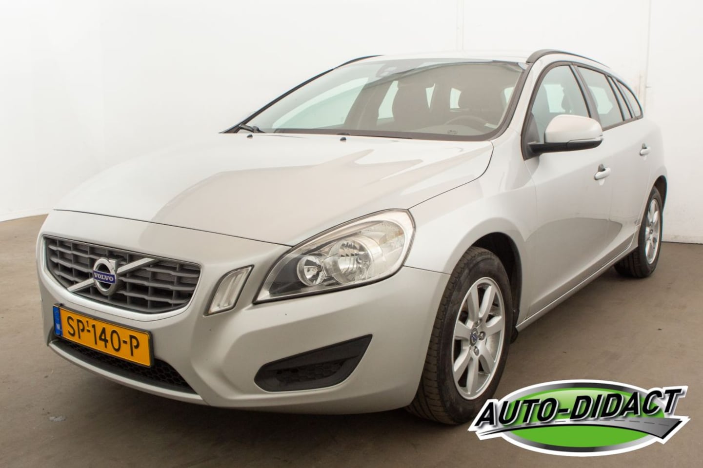 Volvo V60 - V-60 1.6 D2 Kinetic Clima Navi - AutoWereld.nl