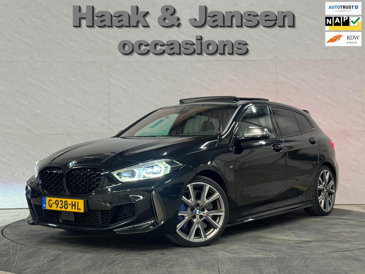 BMW 1-serie - M135i xDrive High Executive Panoramadak Keyless Harman Kardon Leer Head-up Verwarm stuurwi - AutoWereld.nl