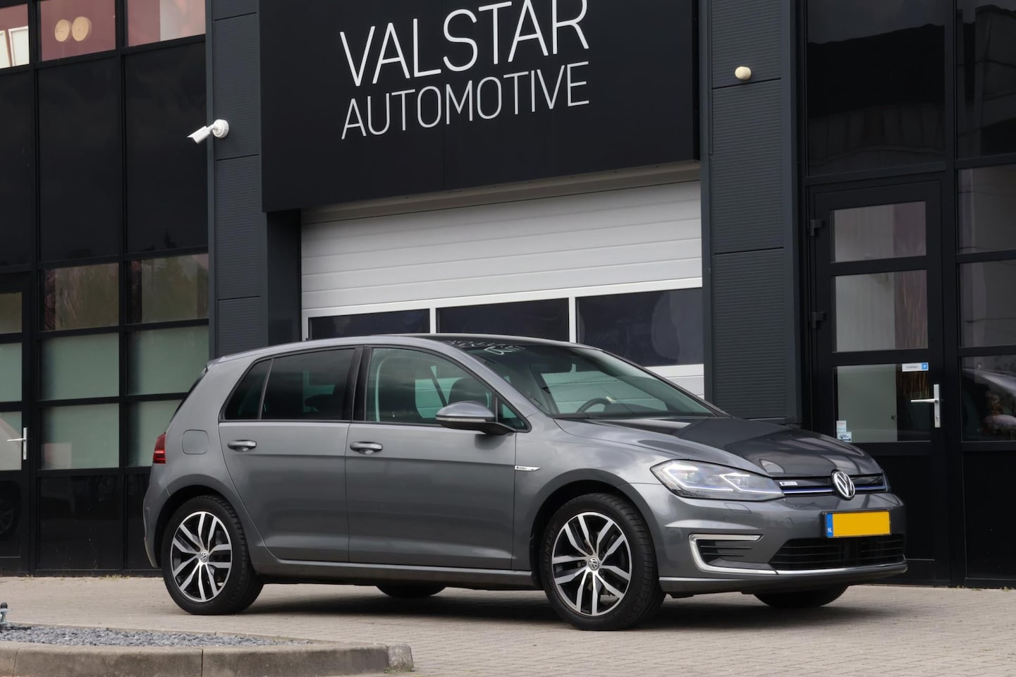 Volkswagen e-Golf - E-Golf | Warmtepomp | LED + | Stoelverwarming | Dealer onderhouden - AutoWereld.nl