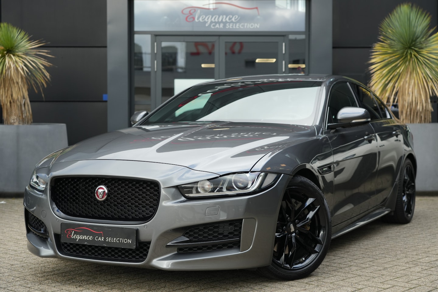 Jaguar XE - 2.0t Prestige 250pk Stoelverwarming/Meridian/Camera - AutoWereld.nl