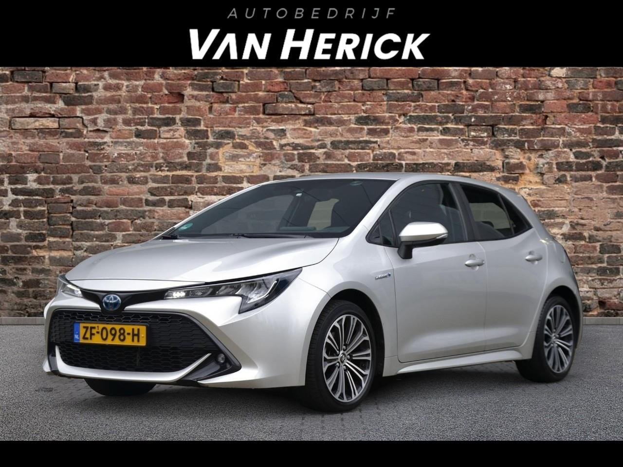 Toyota Corolla - 1.8 Hybrid First Edition | Camera | Trekhaak | Lane Assist - AutoWereld.nl