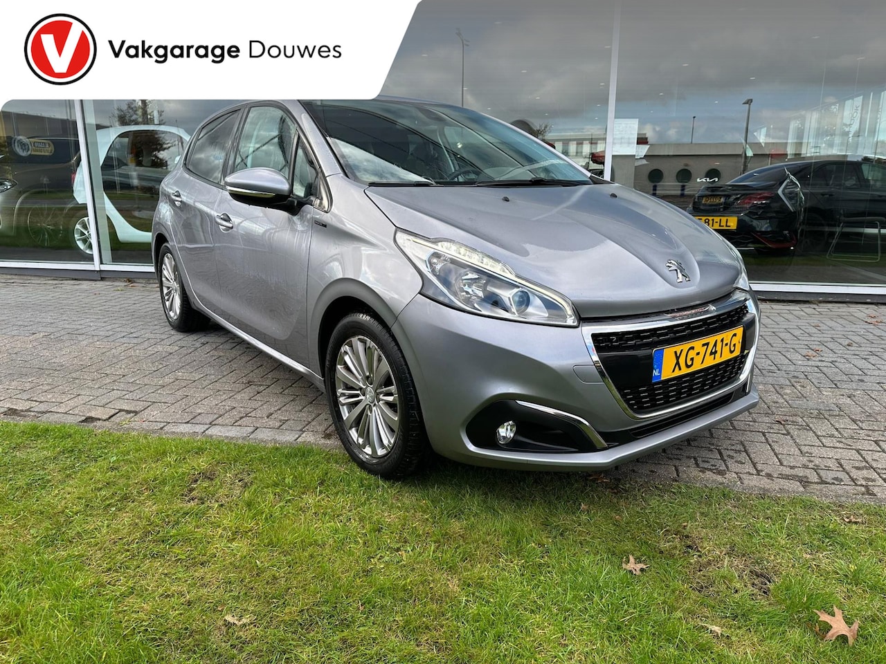 Peugeot 208 - 1.2 PureTech Signature | NAP | Automaat | Cruise | Navi | Lage KM's! - AutoWereld.nl