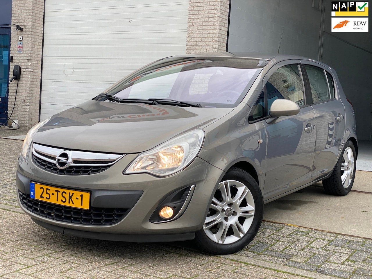 Opel Corsa - 1.4-16V Cosmo/AUTOMAAT/ nap/ dealeronderhouden/ 1jaar apk/ airco/ navi/ EL-ramen/ volle op - AutoWereld.nl