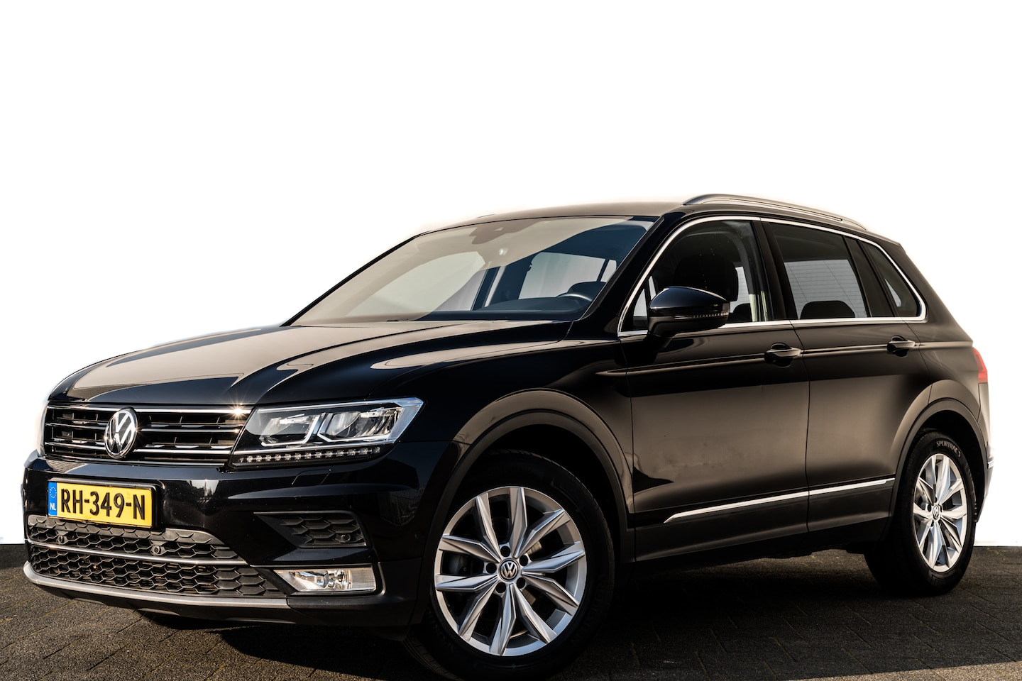 Volkswagen Tiguan - 2.0 TDi Automaat Highline I Org. Trehkaak I Virtual Cockpit I Camera I 18 inch. LMV - AutoWereld.nl