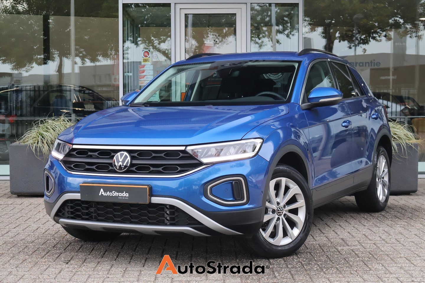 Volkswagen T-Roc - 1.5 Life Business TSI 150pk | Virtual | Carplay | Climate | Adaptive | Lane Assist | LED - AutoWereld.nl