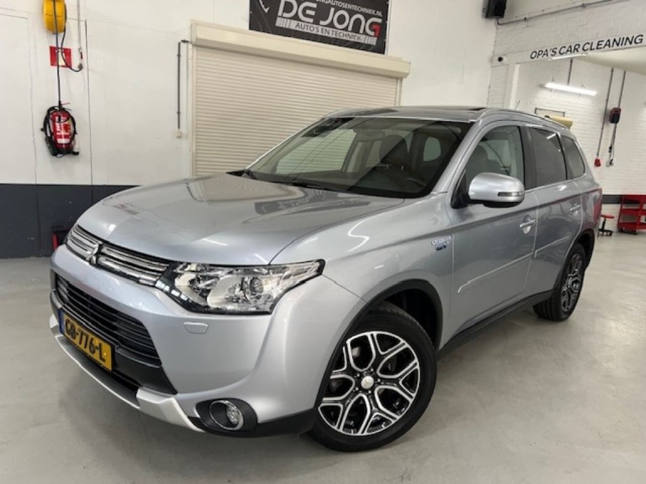 Mitsubishi Outlander - PHEV INST XLINE, Leer, Stoelverwarming, Camera, Navi, Schuif/kantel - AutoWereld.nl