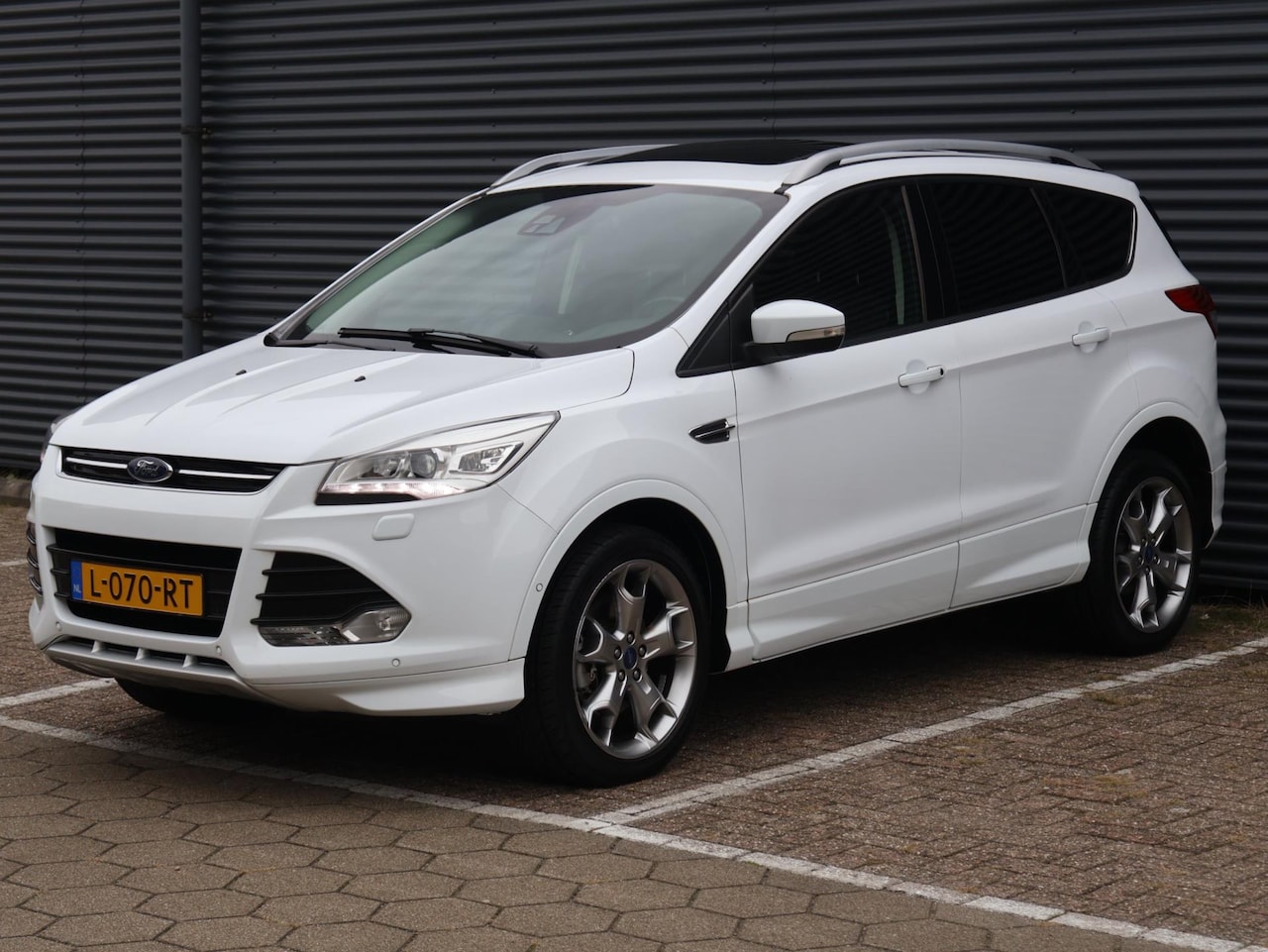 Ford Kuga - 1.5 Titanium Styling Pack 4WD|Pano|Autopark|Automaat|Leder - AutoWereld.nl