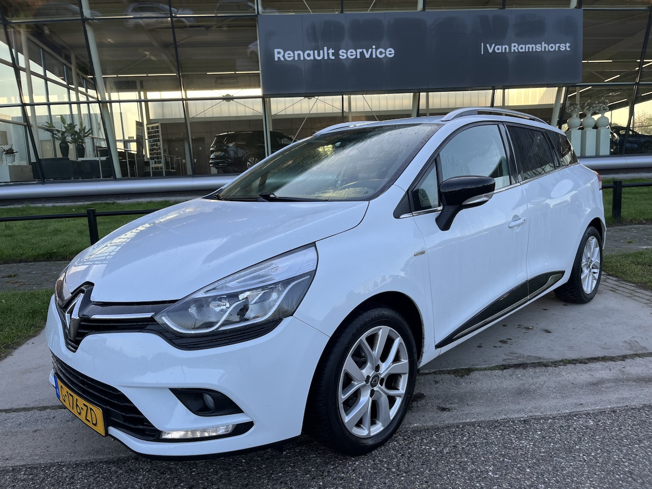 Renault Clio Estate - 0.9 TCe Limited / Apple Carplay - Android Auto / Parkeersensoren. Achter / Airco / 16'' LM - AutoWereld.nl
