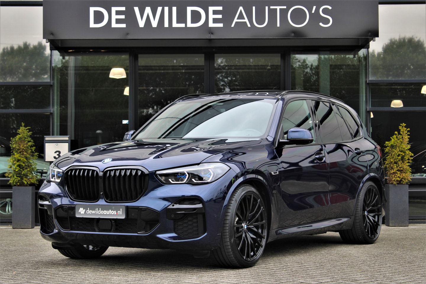 BMW X5 - xDrive45e M-sport 394pk M-seats Pano SkyLounge 4-wielsturing Harman/Kardon Massage Carbon - AutoWereld.nl
