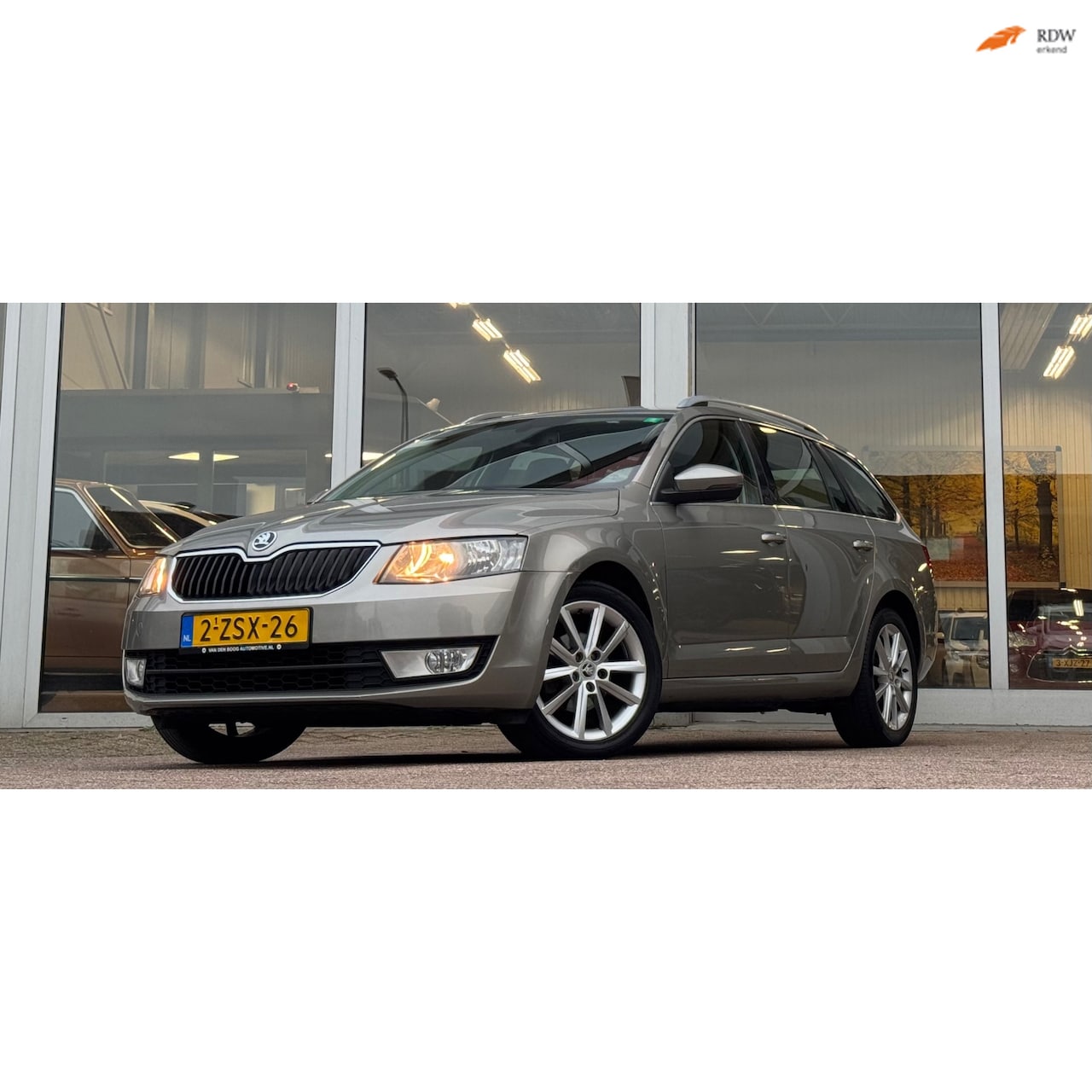 Skoda Octavia Combi - 1.6 TDI Greentech Ambition Businessline Navigatie Trekhaak 2e Eigenaar - AutoWereld.nl