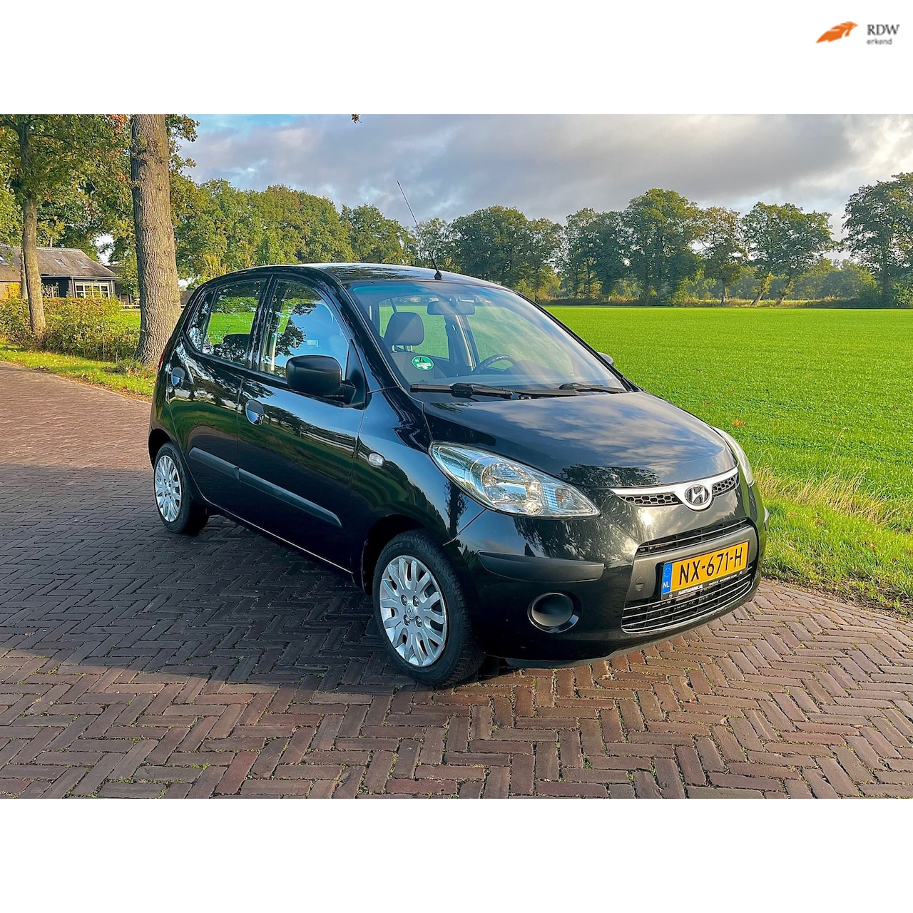 Hyundai i10 - 1.1 Pure Zwart 5-deurs APK 10-10-2026 - AutoWereld.nl