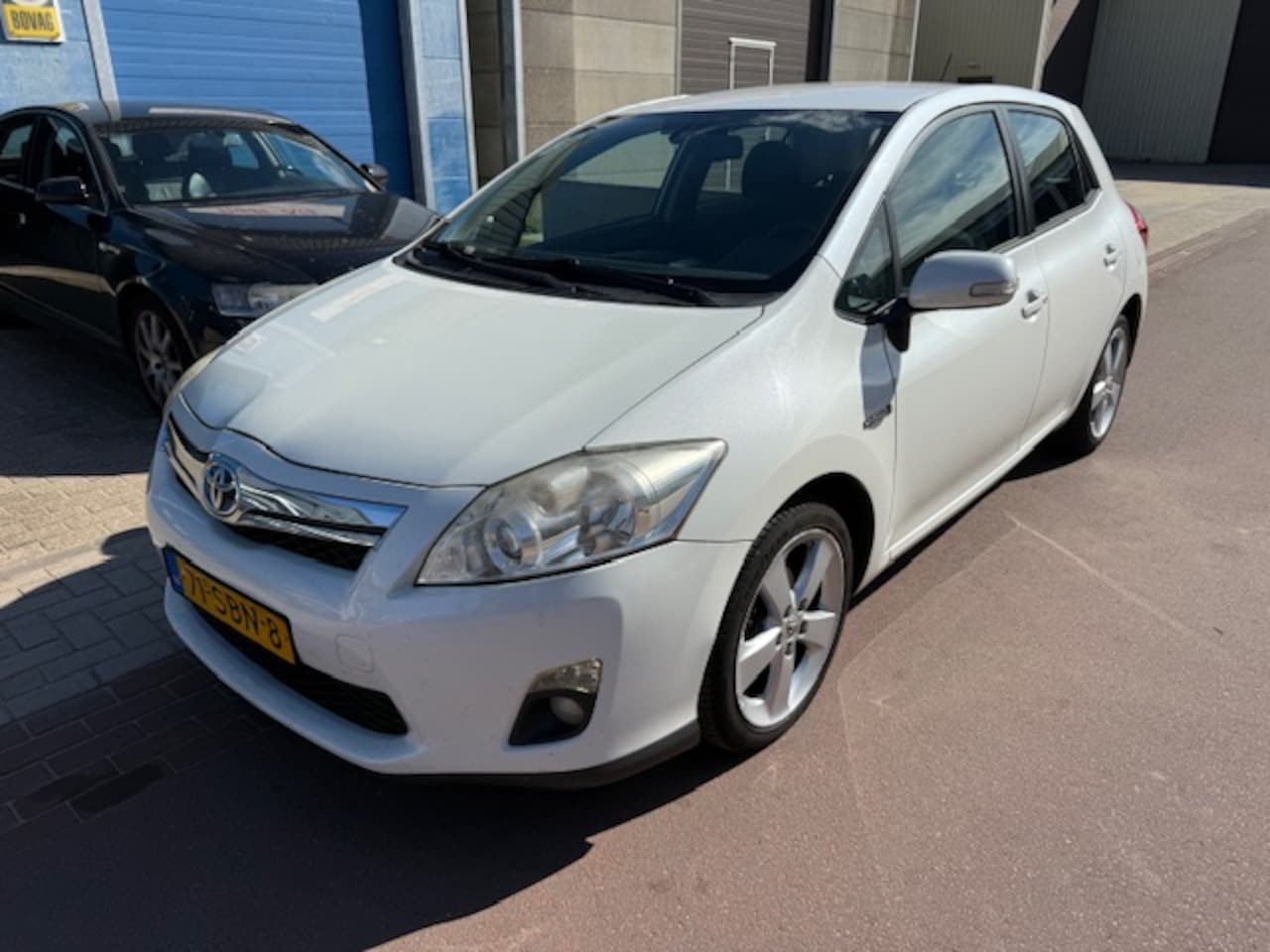Toyota Auris - 1.8 Full Hybrid Business 2011 Nieuwe APK Navigatie 2e eigenaar met alle boekjes en de NAP. - AutoWereld.nl
