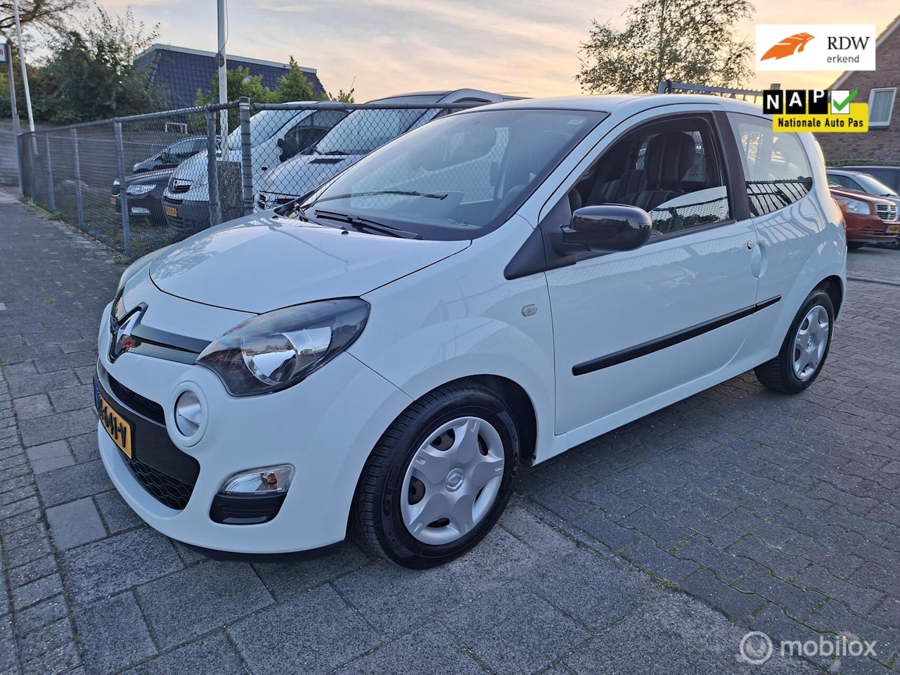 Renault Twingo - 1.2 16V Parisienne 1.2 16V Parisienne - AutoWereld.nl