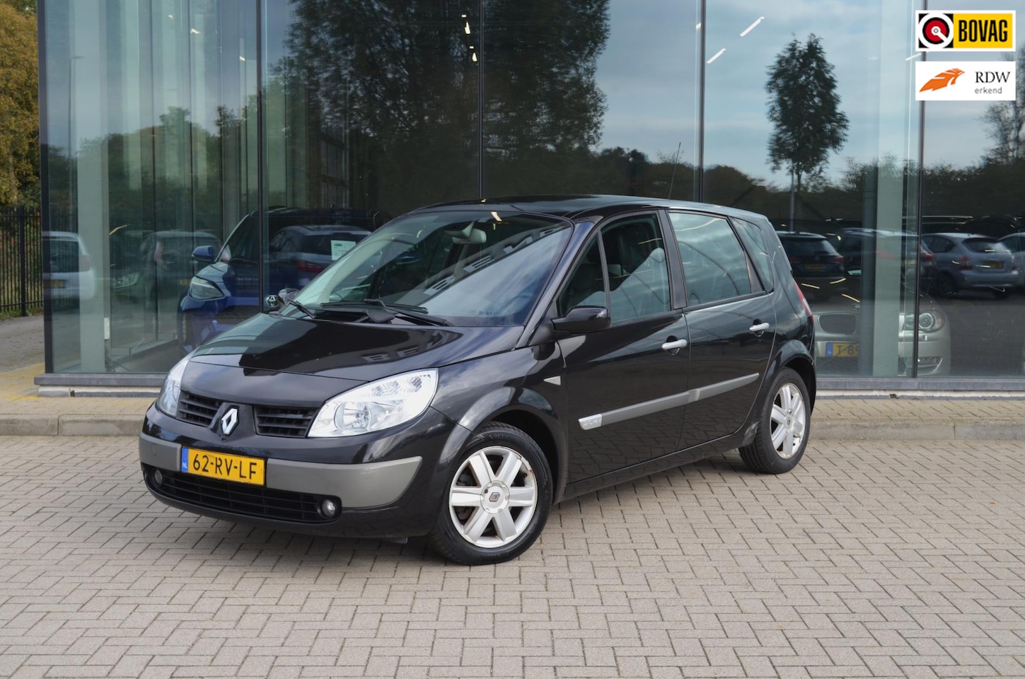 Renault Scénic - 2.0-16V Privilège Luxe | Trekhaak | Panoramisch dak | Cruise controle | Climate controle - AutoWereld.nl