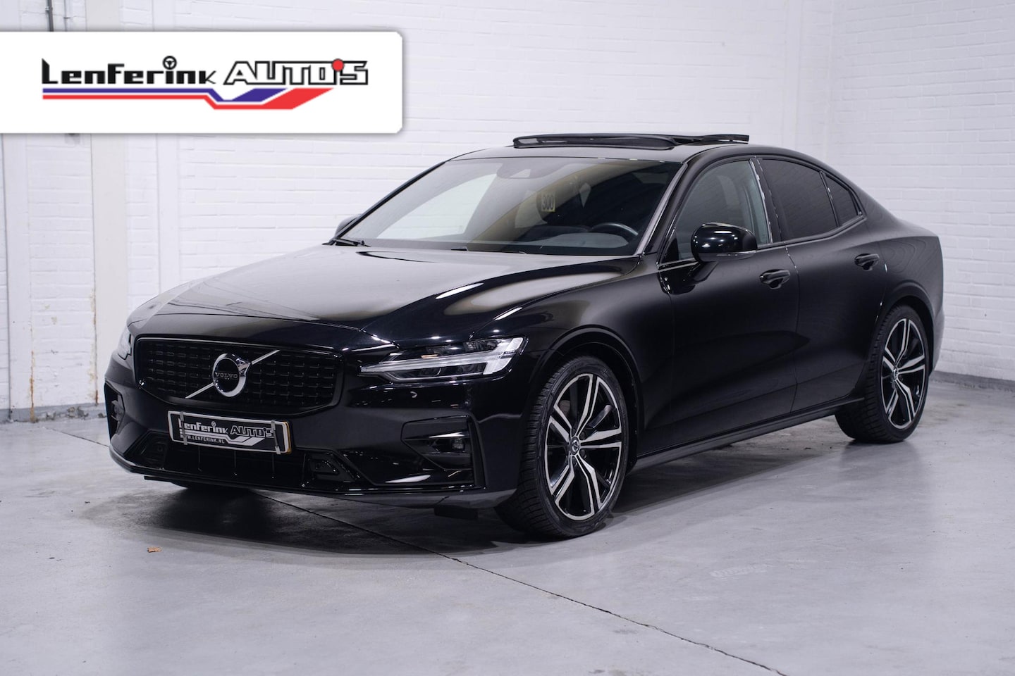 Volvo S60 - 2.0 B3 R-Design Navi Leder Sportstoelen Schuifdak NAP Camera Apple carplay Rijklaar! - AutoWereld.nl