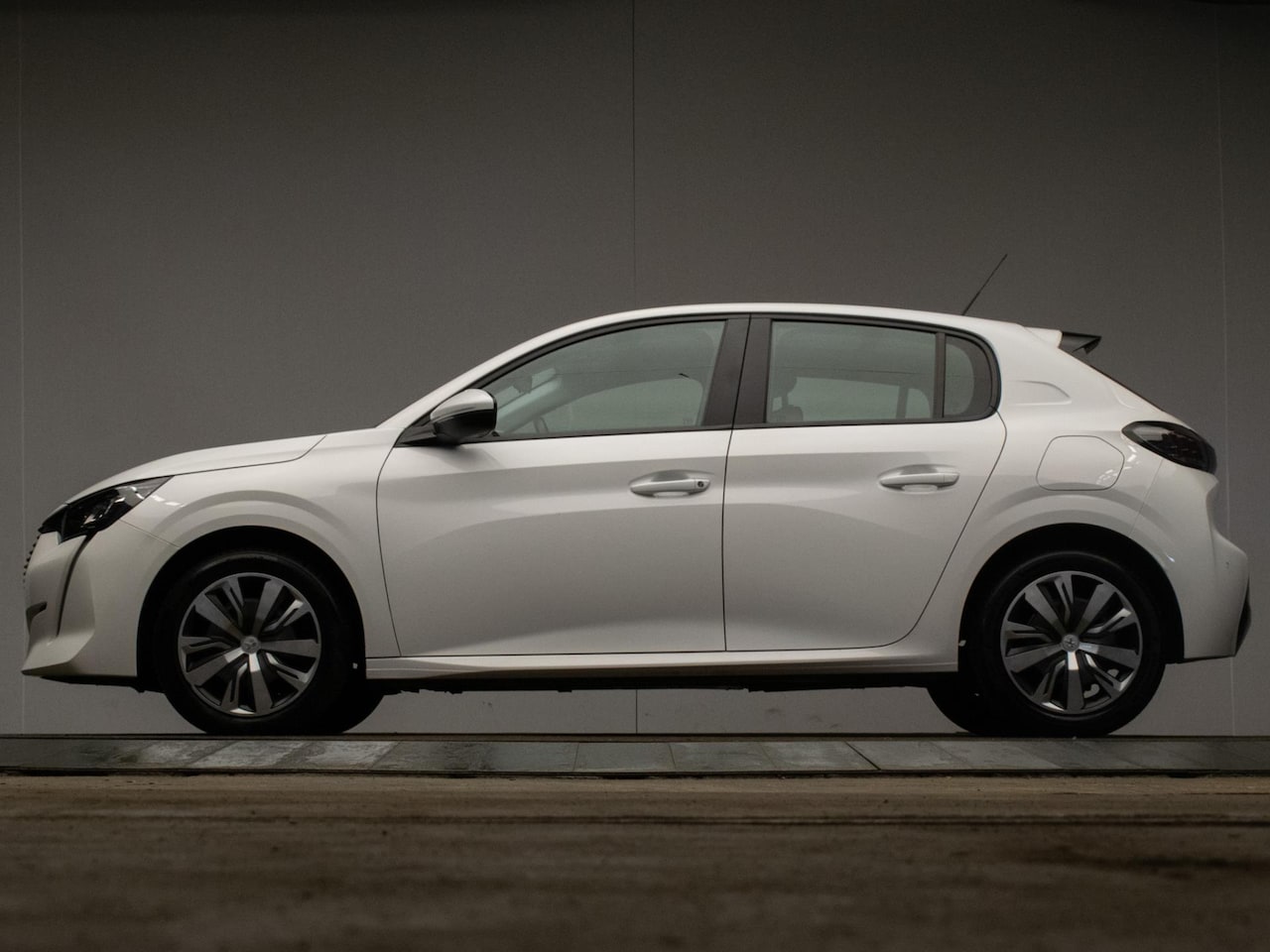 Peugeot 208 - 1.2 PureTech Active Sport (APPLE CARPLAY,NAVI,CRUISE,LED,LANE ASSIST,DAB,SPORTSTOELEN,NIEU - AutoWereld.nl