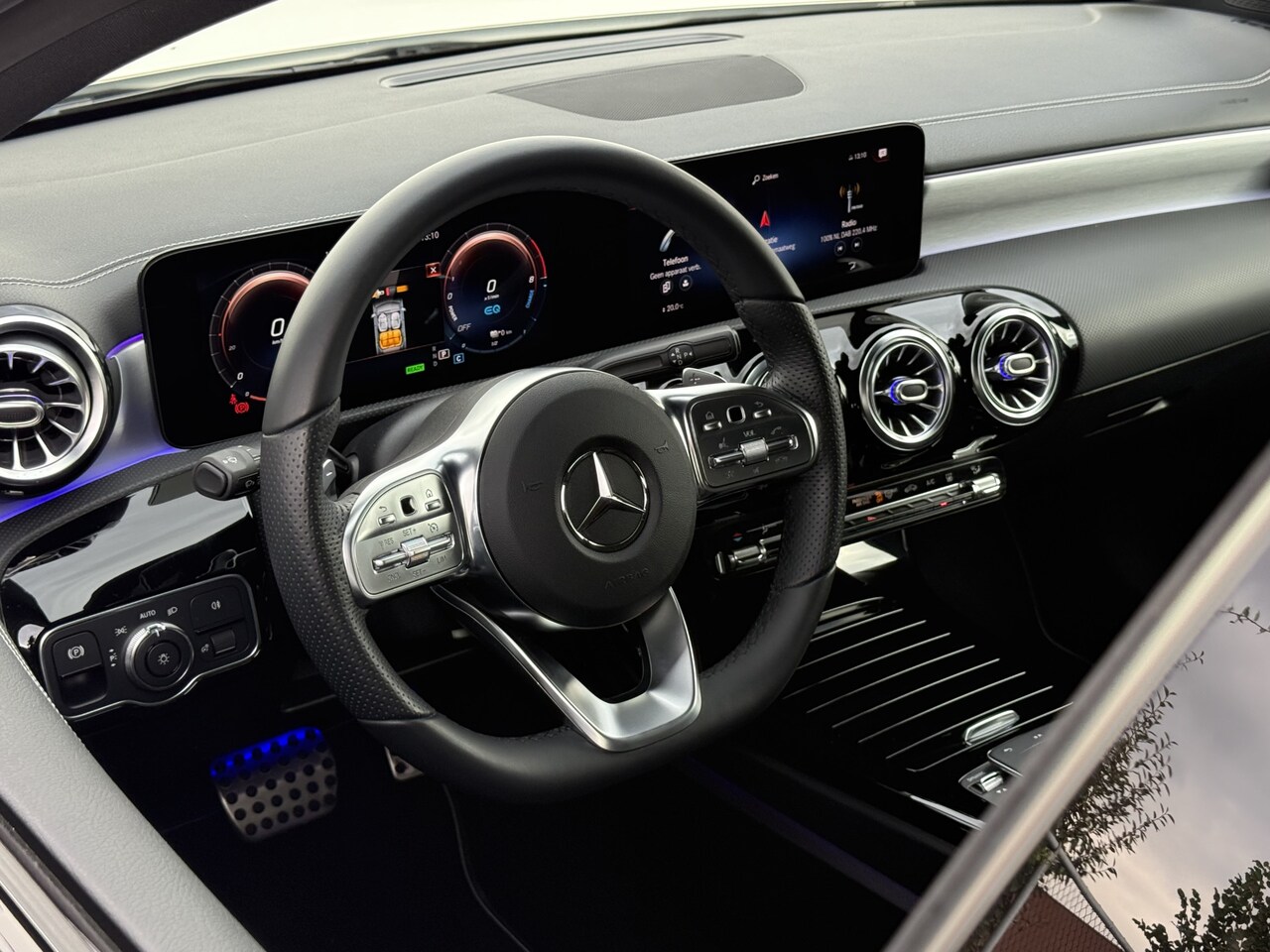 Mercedes-Benz A-klasse - 250 e Business Solution AMG Limited | Pano | Ambient Light | Camera | LED | MBUX | 19 inch - AutoWereld.nl