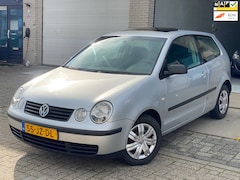 Volkswagen Polo - 1.4-16V Comfortline/AUTOMAAT/3drs/ nap/ 1jaar apk/ pano/ cruise control/ EL-ramen
