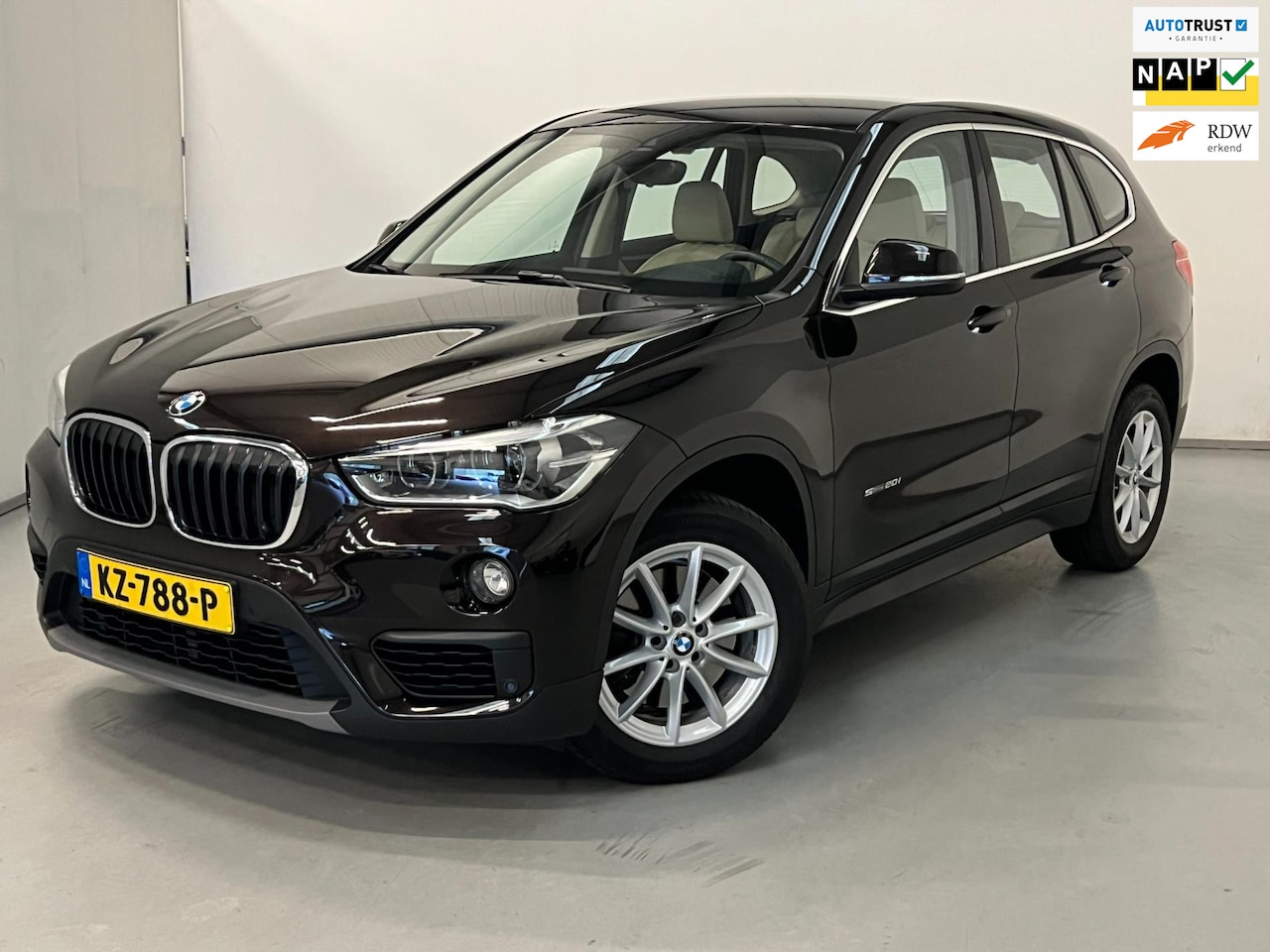 BMW X1 - SDrive20i High Exe / NL-auto / Leder / Headup / Keyless - AutoWereld.nl