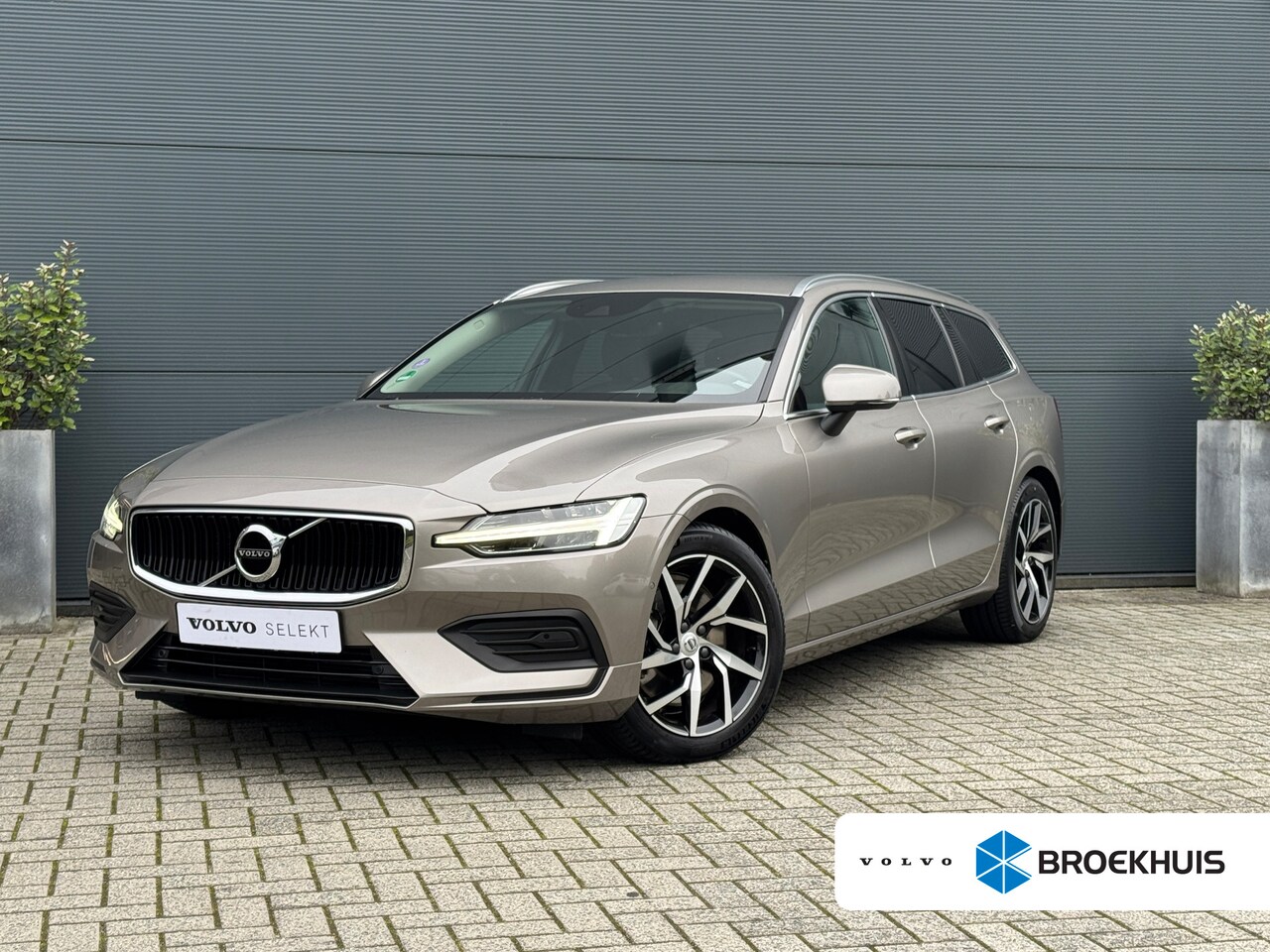 Volvo V60 - 2.0 T5 Momentum | Trekhaak | Carplay | Leder | Stoelverwarming | - AutoWereld.nl