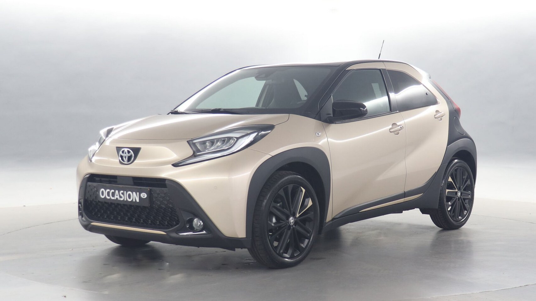 Toyota Aygo X - 1.0 VVT-i S-CVT Automaat Premium / Navigatie / Stoelverwarming / Camera - AutoWereld.nl
