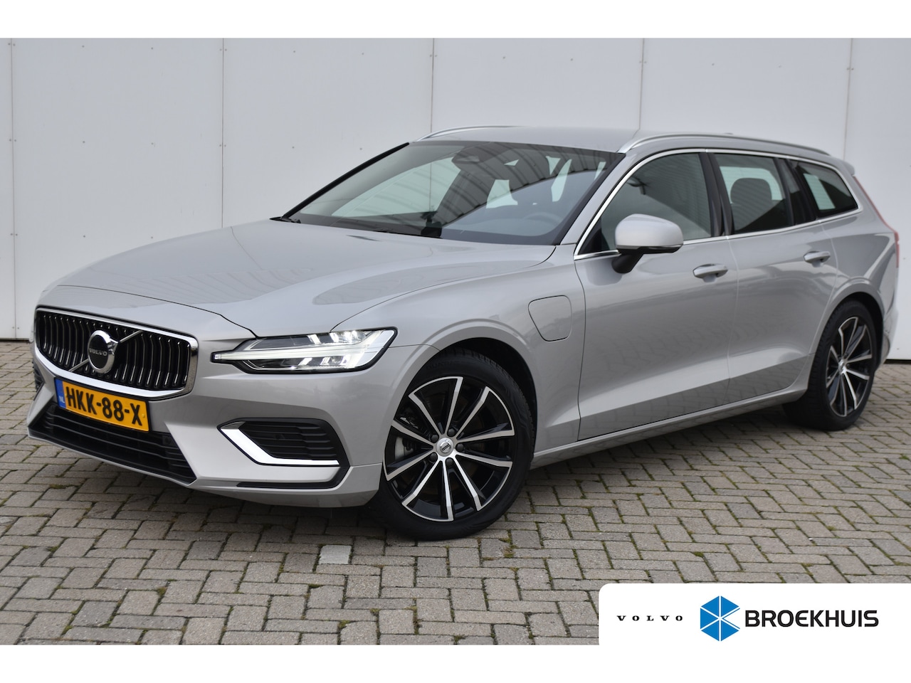Volvo V60 - T6 Essential Bright | BLISS | Verwarmbare Voorstoelen, Stuurwiel & Achterbank | Trekhaak | - AutoWereld.nl