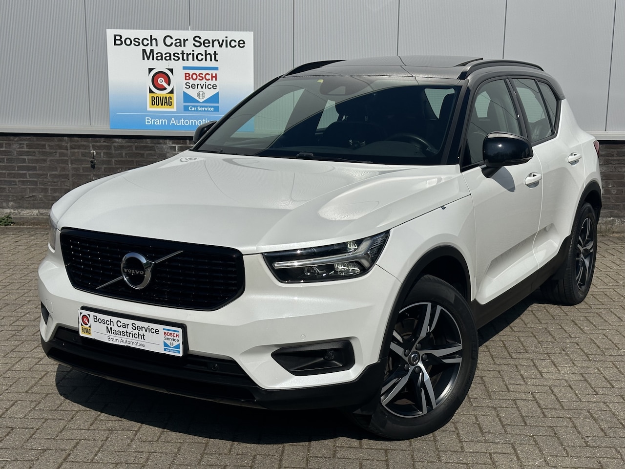 Volvo XC40 - 2.0 T4 AWD R-Design | Panoroma | 1. Eigenaar | Dealer onderhouden | Parelmoer Interesse, P - AutoWereld.nl