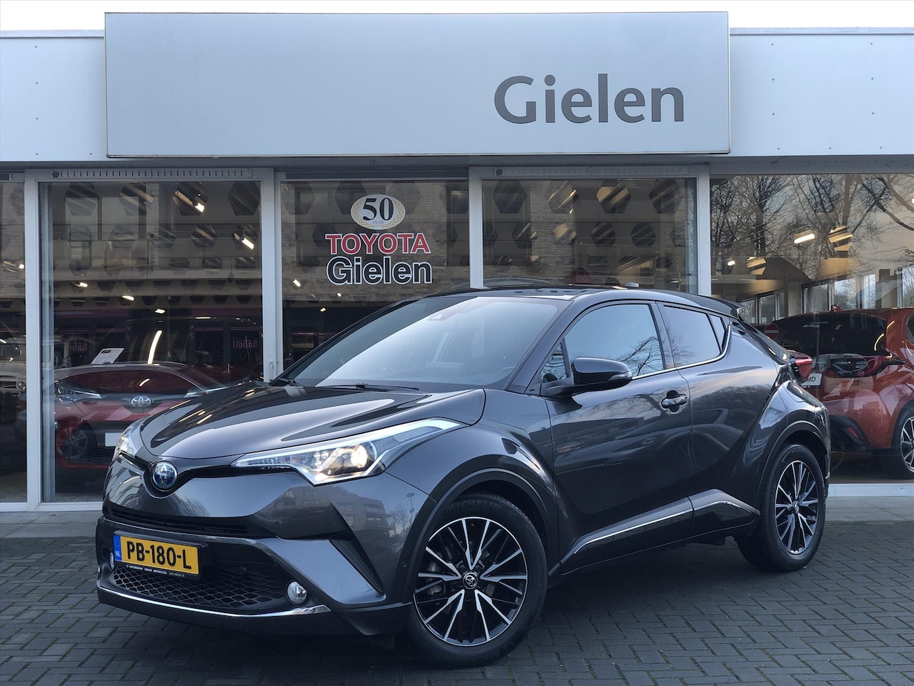 Toyota C-HR - 1.8 Hybrid Executive | Navigatie, Half Leer, Parkeersensoren, Stoelverwarming, Keyless, 18 - AutoWereld.nl