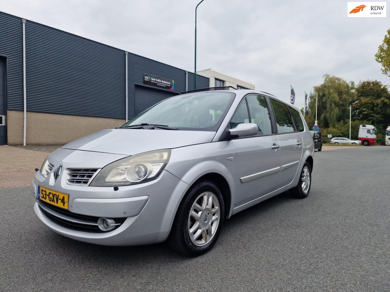 Renault Grand Scénic - 2.0-16V Tech Line AUT PANO NAVI PSENSOR CRUISE TREKHAAK 2 X SLEUTELS - AutoWereld.nl