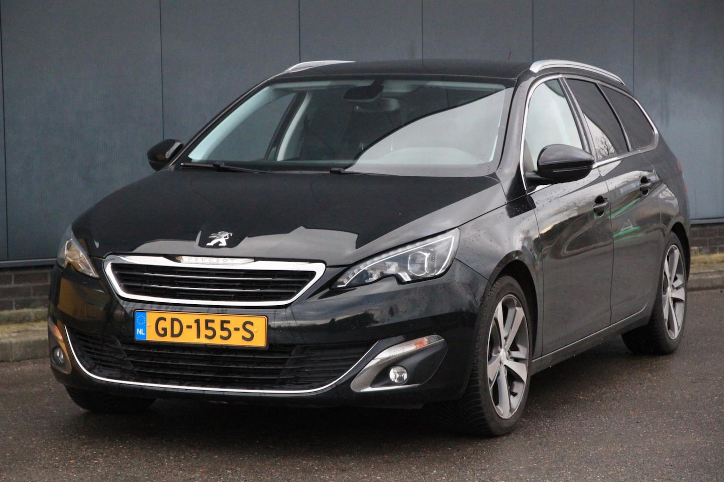Peugeot 308 SW - 1.2 PureTech Blue Lease Premium Panorama/Navigatie/Parkeeersensor v,a/Stoelverwarming - AutoWereld.nl