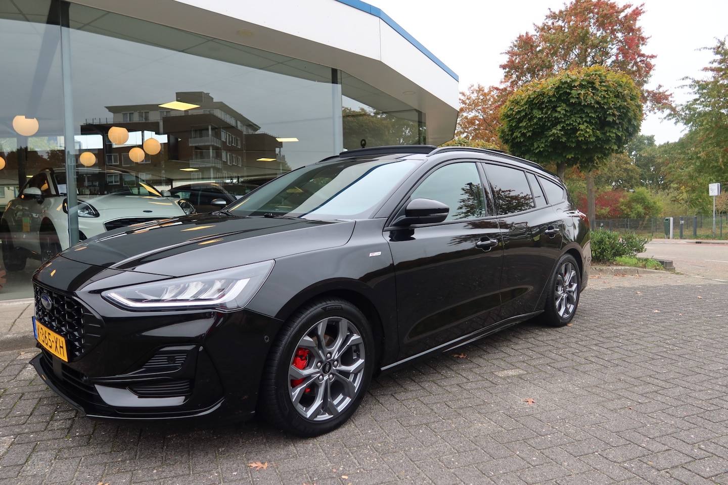 Ford Focus Wagon - 1.0 EcoB Hybrid 15PK ST Line X PANORAMA B&O - AutoWereld.nl