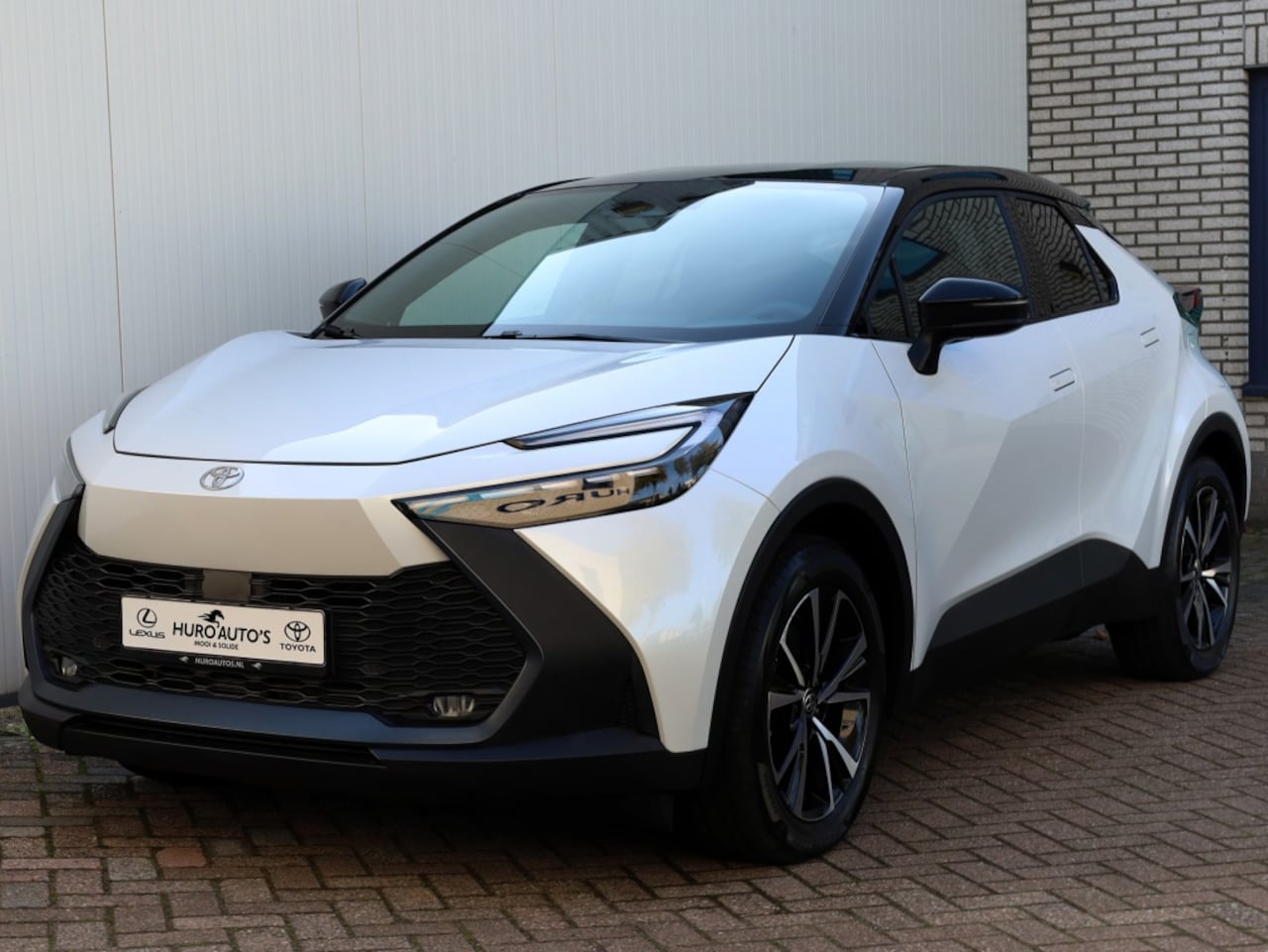 Toyota C-HR - 2.0 PHEV 220 Dynamic | NIEUW! | Bi-Tone | Premium Navi - AutoWereld.nl