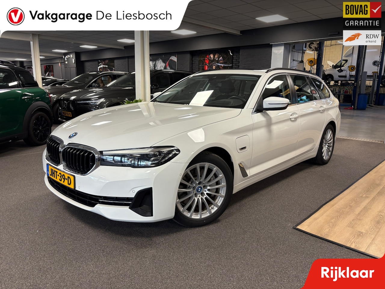 BMW 5-serie Touring - 520e Business Edition Plus / leder /camera / panorama-dak / head-up - AutoWereld.nl