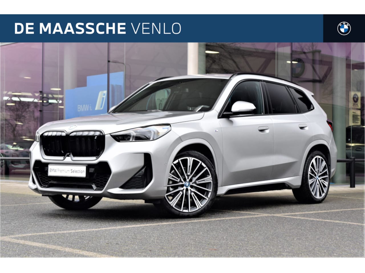 BMW iX1 - xDrive30 High Executive M Sport / Panoramadak / Trekhaak / Sportstoelen / M Adaptief onder - AutoWereld.nl