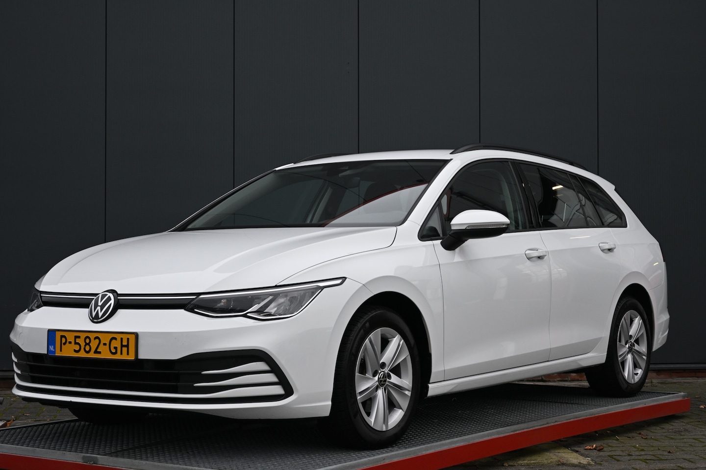 Volkswagen Golf Variant - 1.0 TSI Life Business trekhaak - AutoWereld.nl