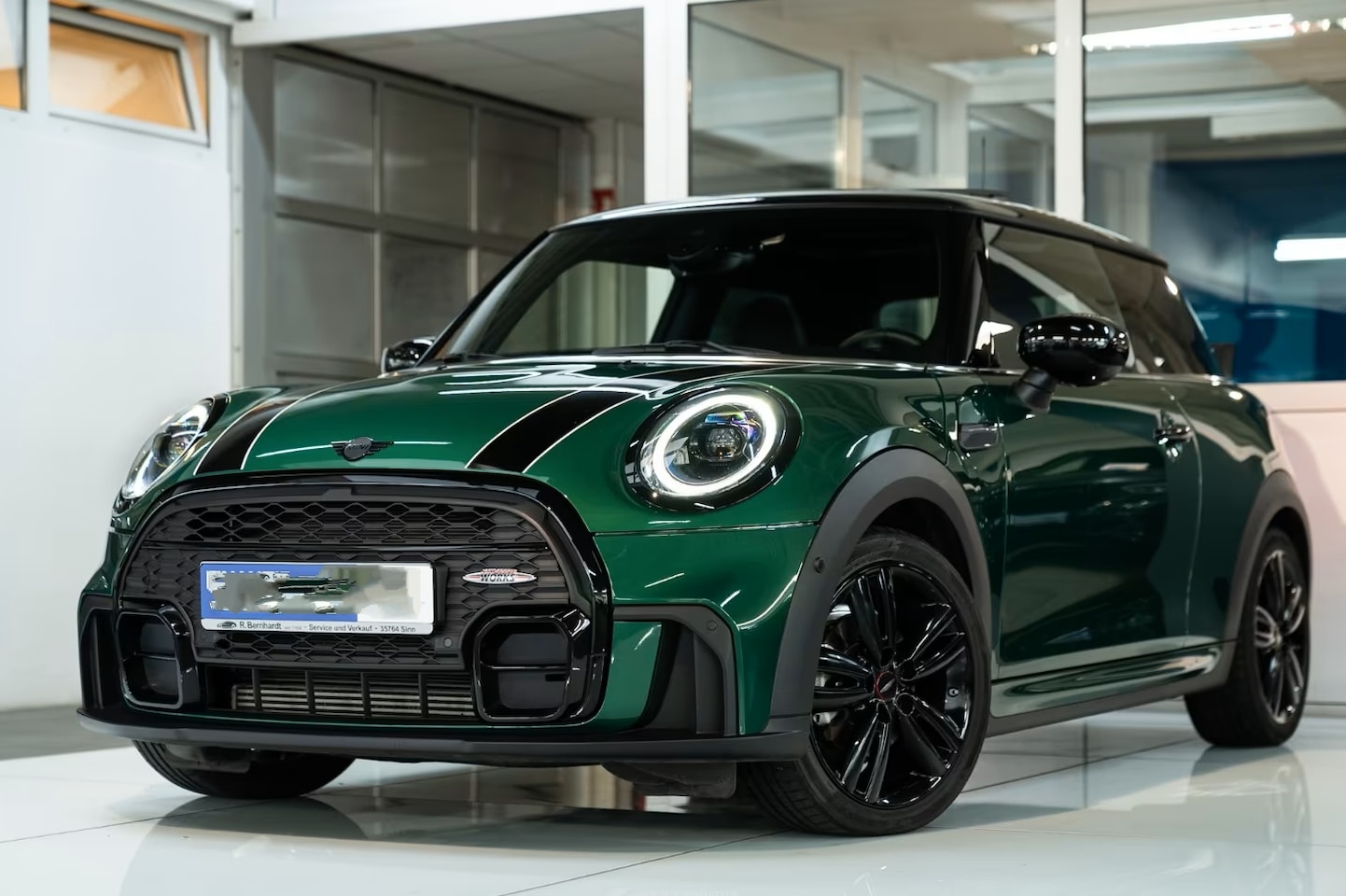 MINI John Cooper Works - 1.5 Cooper ** LED, JCW SPORTST, PANORAMA, ACC, HuD, VERW. STUUR ** 1e EIG - 24.550km. - UN - AutoWereld.nl