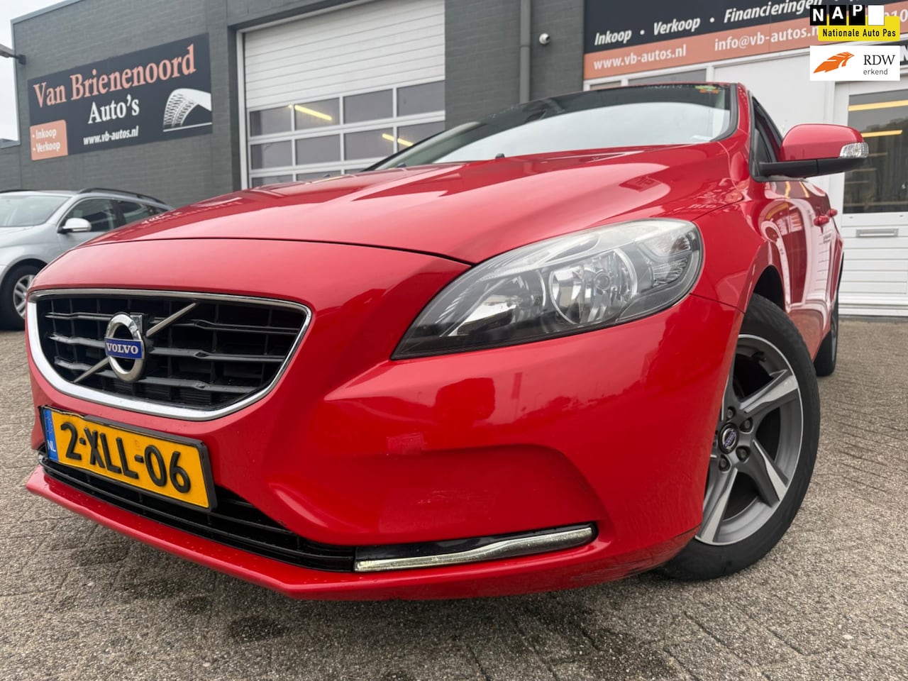 Volvo V40 - 1.6 D2 Base Business 5 drs van 2de Eig met trekhaak en navigatie en bluetooth telefoon en - AutoWereld.nl