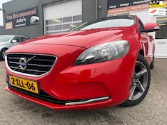 Volvo V40 - 1.6 D2 Base Business 5 drs van 2de Eig met trekhaak en navigatie en bluetooth telefoon en