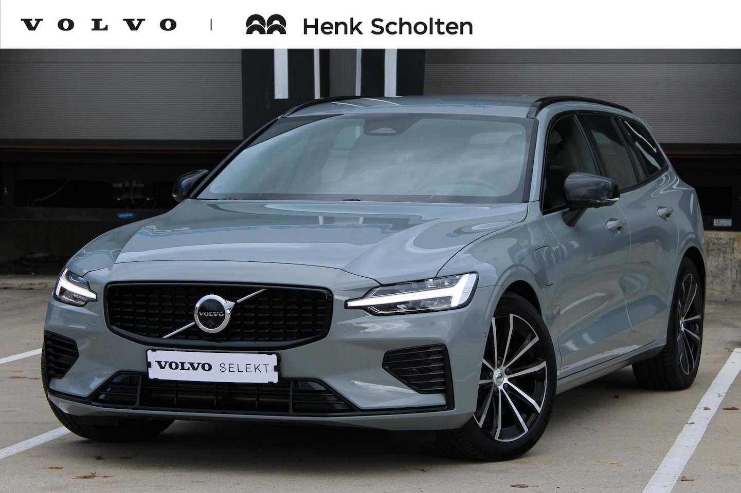 Volvo V60 - T6 Plug-in hybrid AWD Plus Dark | Rondomzicht Camera | Semi Electrische trekhaak | Electro - AutoWereld.nl
