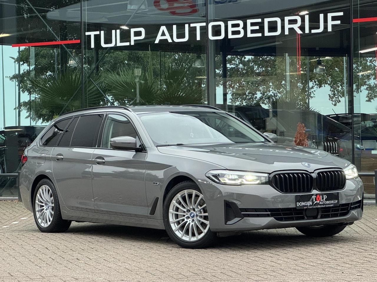 BMW 5-serie Touring - 530e Business Edition Plus 2021 Berninagrau - AutoWereld.nl