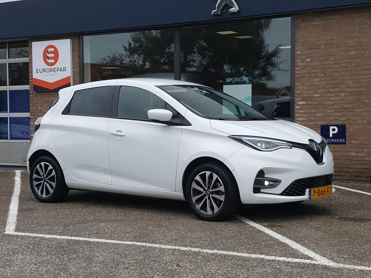 Renault Zoe - 135pk Intens (batterijkoop) 52kwh 3-fase Navigatie | Achteruitrijcamera | Cruise & Climate - AutoWereld.nl