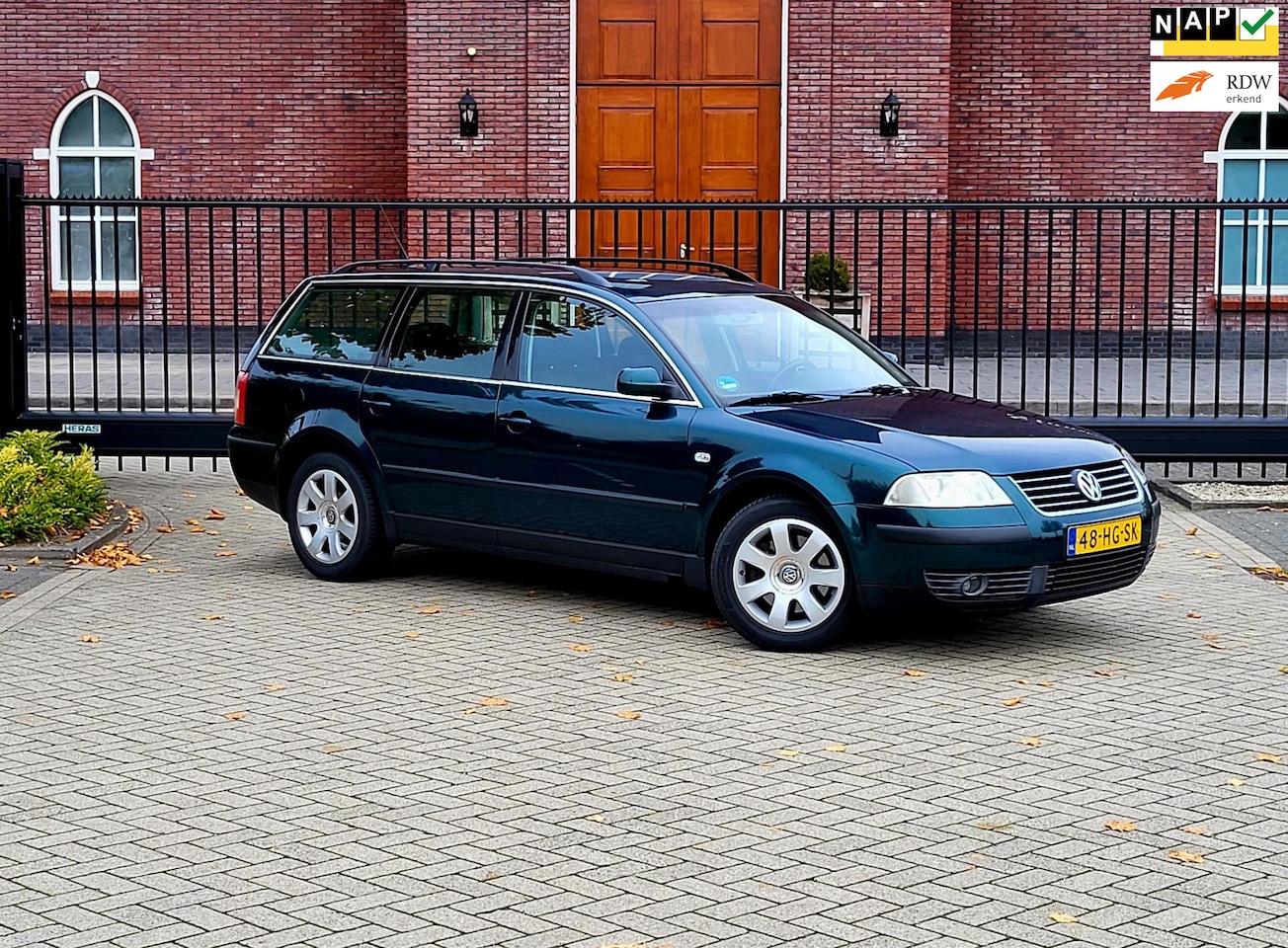 Volkswagen Passat Variant - 2.3 V5 Comfortline / Airco / Nap / Nieuwe Apk / Trekhaak - AutoWereld.nl