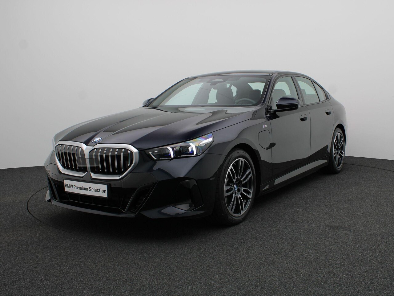 BMW 5-serie - Sedan 530e M Sportpakket | Achteruitrijcamera | Driving Assistant | 19" - AutoWereld.nl