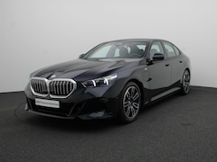 BMW 5-serie - Sedan 530e M Sportpakket | Achteruitrijcamera | Driving Assistant | 19"