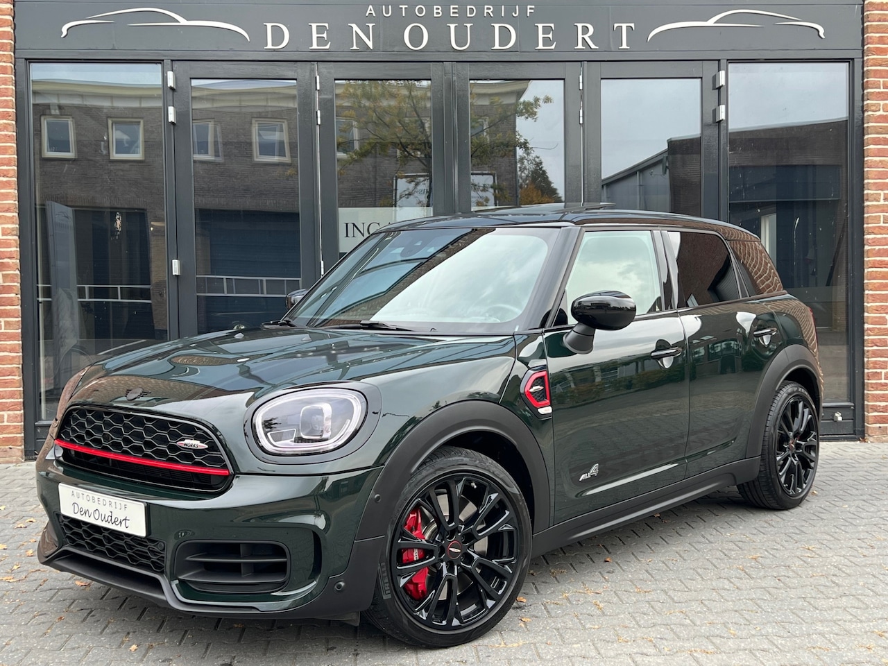 MINI Countryman - Mini 2.0 JCW ALL4 AUT. PANORAMA / APPLE CARPLAY / CAMERA - AutoWereld.nl
